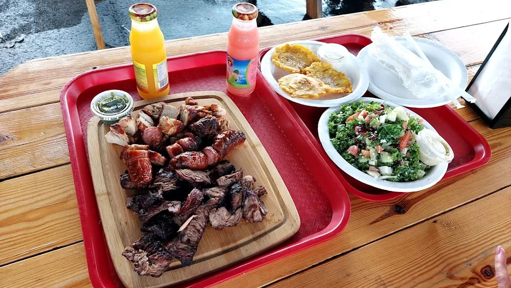 Picaña Ensalada Griega Y Tostones Jugos de Guayaba Y Mango